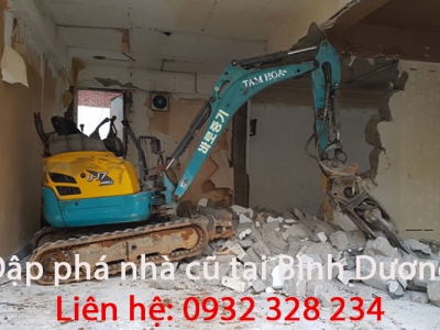 Đập phá nhà cũ tại Bình Dương